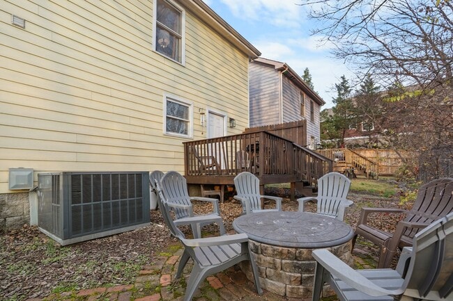 Building Photo - 914 Warren St