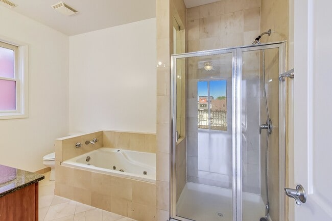Building Photo - Available July 1st - 3 Bedroom in Wicker Park