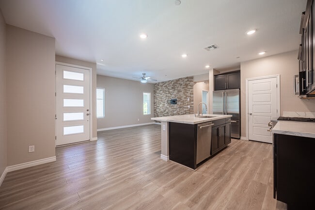 Building Photo - 600 N Carriage Hill Dr