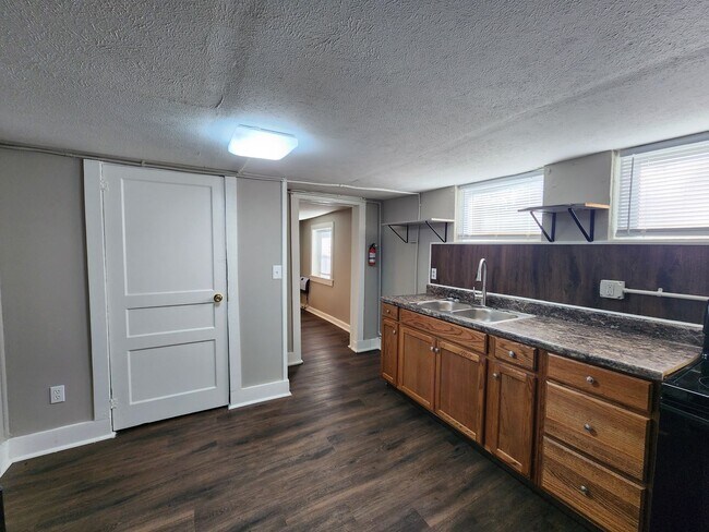 Building Photo - 823 Cumberland Dr