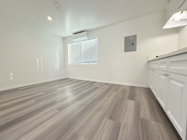 Building Photo - 639 Griffith St