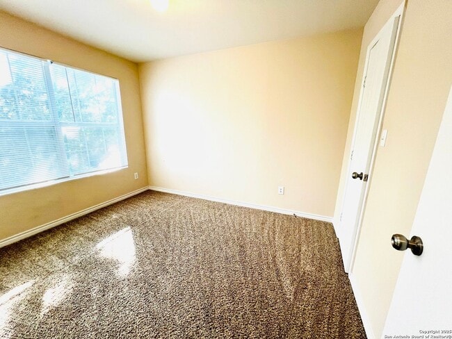 Building Photo - Beautiful Town Home in the Heart of San An...