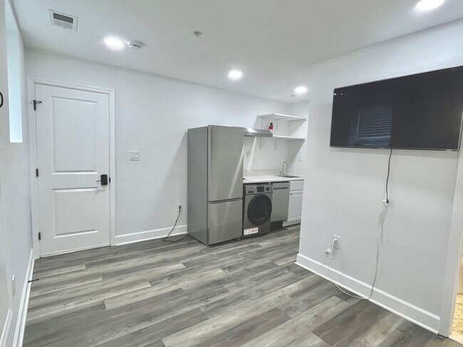 Building Photo - 1510 10th St NW