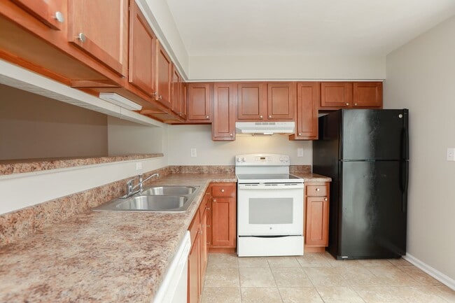 Building Photo - Charming Townhouse in Virginia Beach