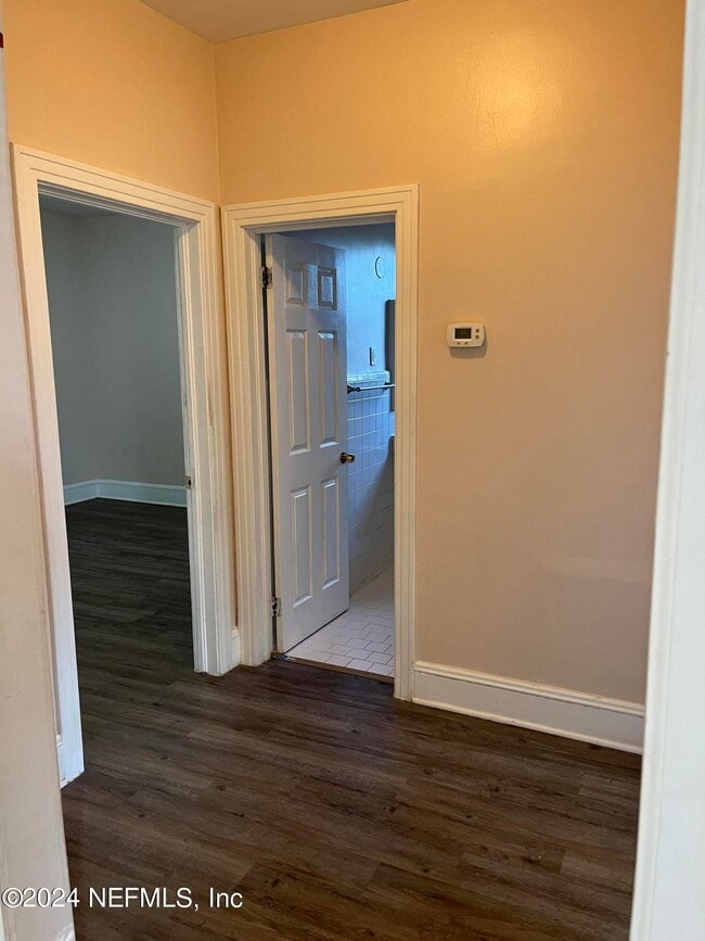 Building Photo - 5105 Hollycrest Dr