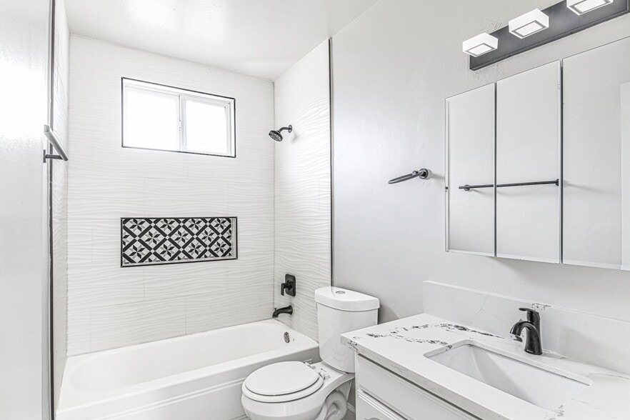 Building Photo - 125 E Spring St