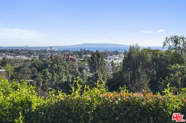 Building Photo - 1036 El Medio Ave