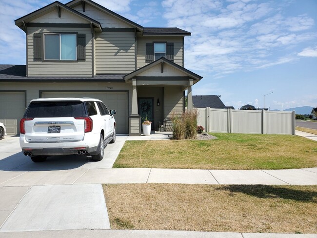 Building Photo - Spacious Newer Home w/ 3 Car Garage