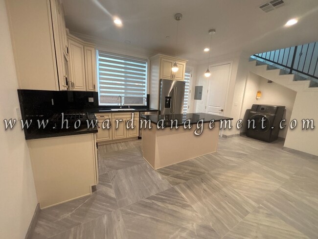 Building Photo - 2017 Centinela Ave