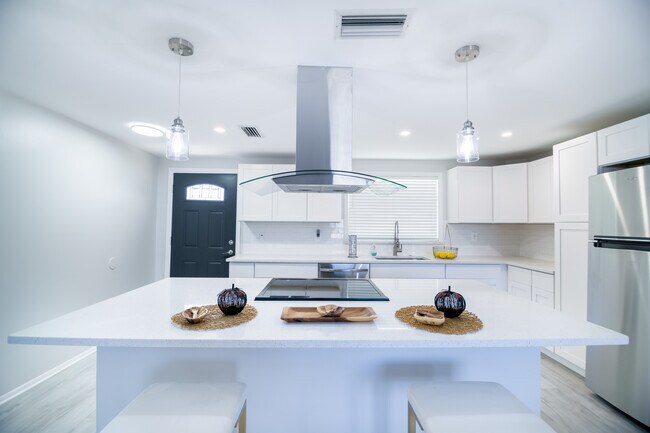 Building Photo - 6443 Lomand Ave