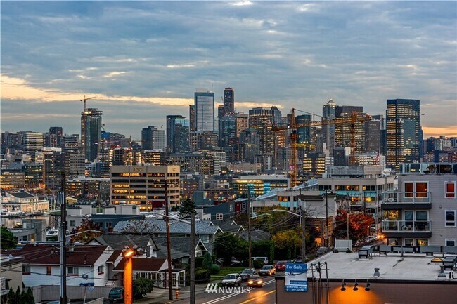 Building Photo - Modern Townhouse with Rooftop Deck & Skyli...
