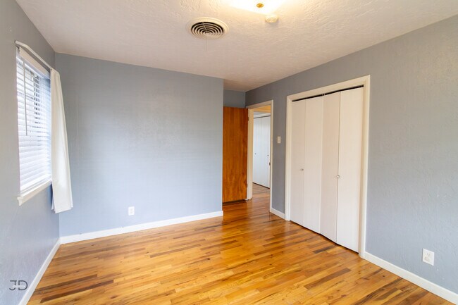 Building Photo - 1556 Singleton Ave