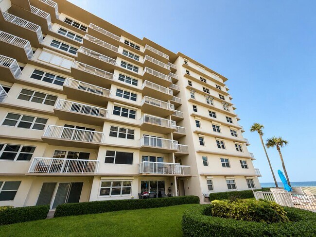 Building Photo - 1069 Hillsboro Mile