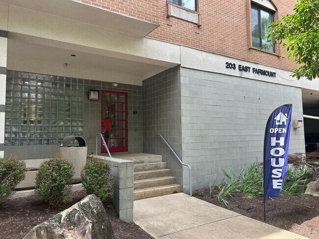 Primary Photo - Fairmount East II - 2 Bedroom 2 Bath Middl...