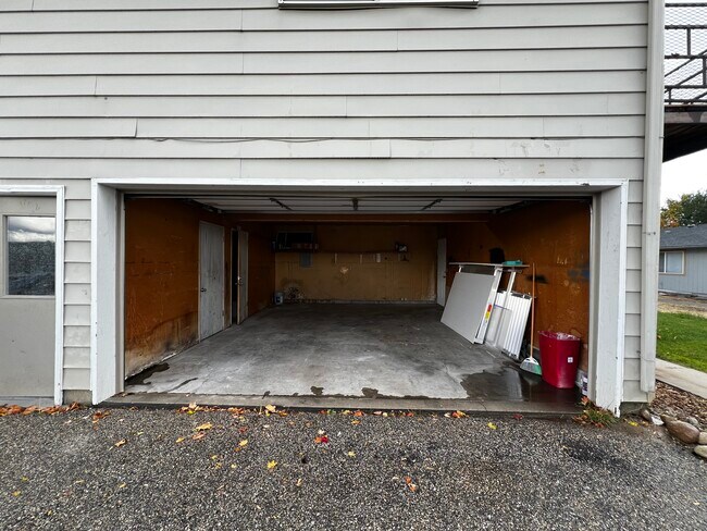 Shared Garage - 525 S White Cloud Dr