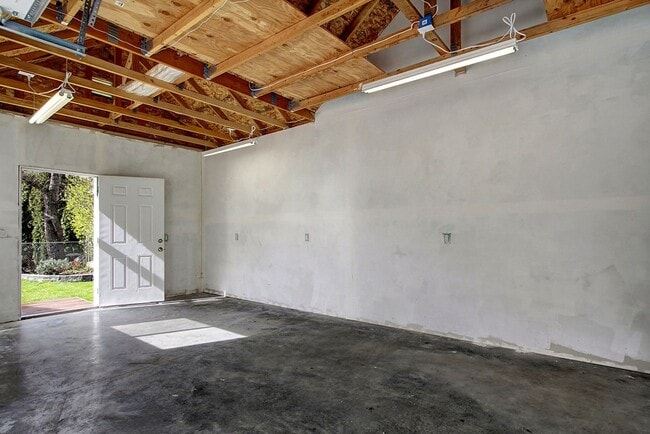 Building Photo - 3bd/1.75ba Seattle Home