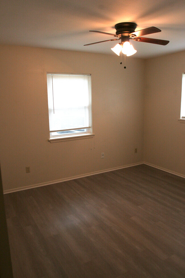 Second bedroom - 327 Briarwood Dr