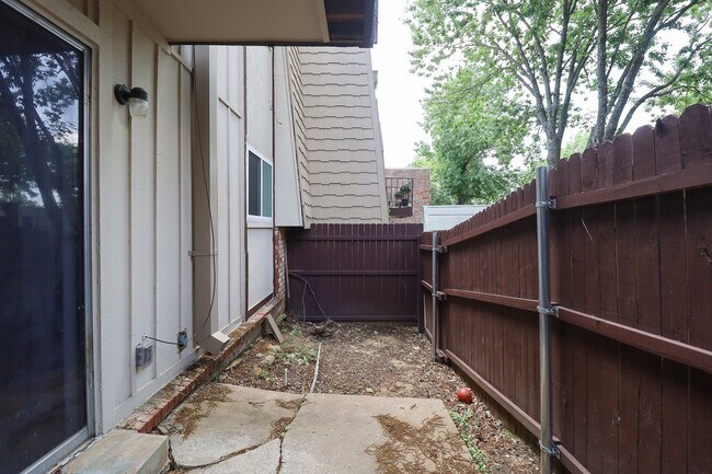 Building Photo - 2 Bed | 1 Bath Condo in Central Tulsa!