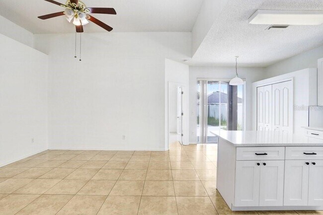 Building Photo - 930 Grand Canyon Dr
