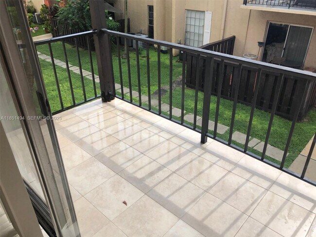 Building Photo - 10810 N Kendall Dr