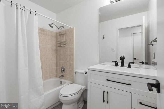 Building Photo - 2146 Woodford Rd