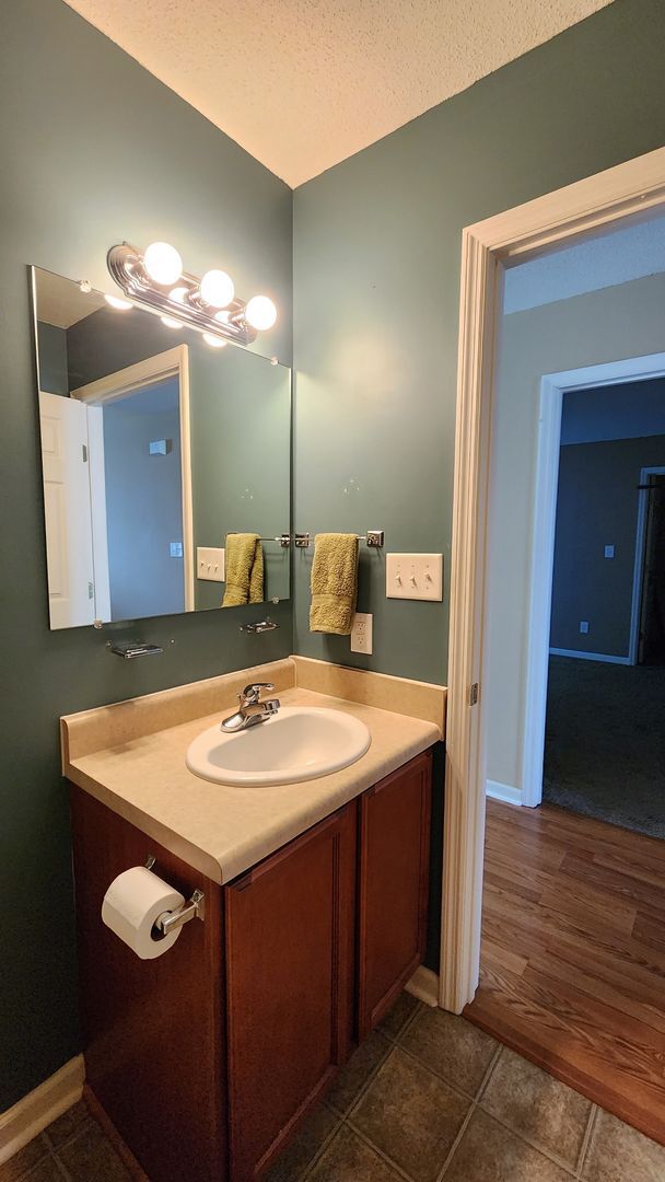 Building Photo - Beautiful 3 bed 2 1/2 bath townhome in a g...