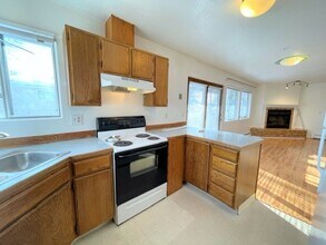 Building Photo - RARE FIND! Spacious and bright three bedroom apartment in South Anchorage with in unit laundry, f...