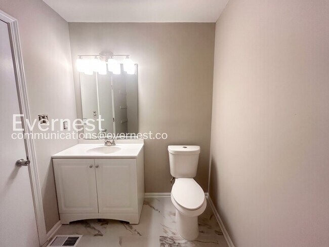 Building Photo - 2 Bed/2.5 Bath Town Home with Off-Street Parking / Available Soon!