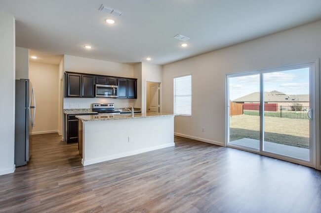 Building Photo - 305 Briar Cv