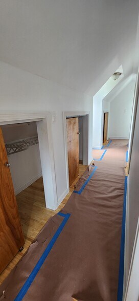Primary Photo - 391 Newport Ave