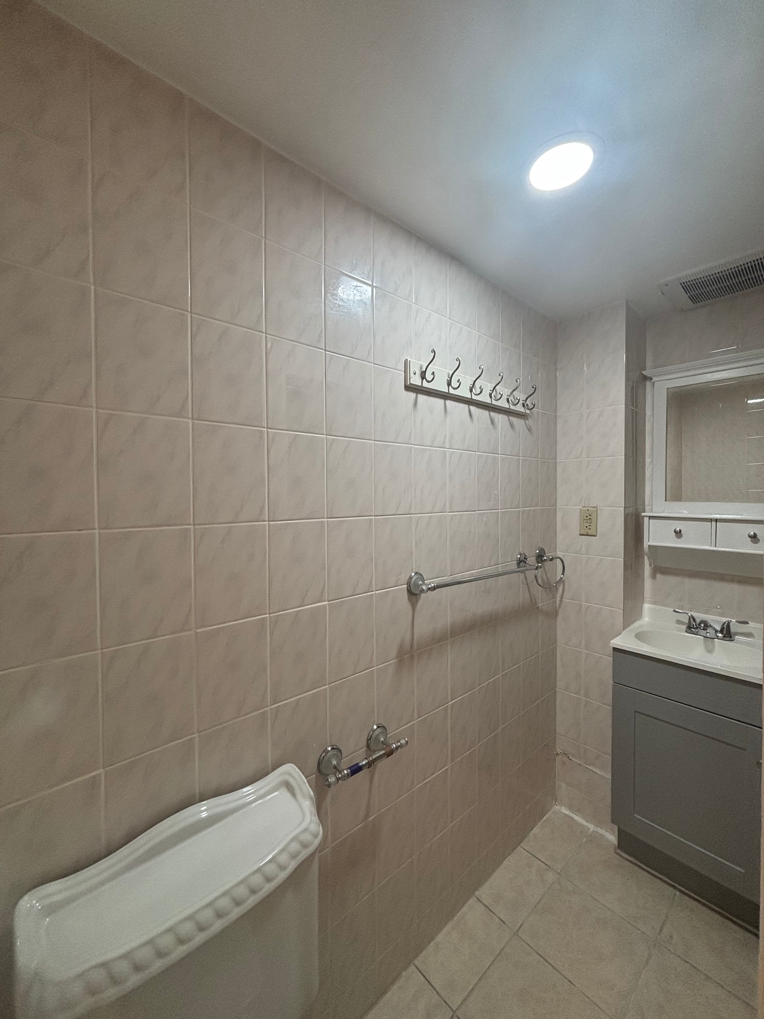 bathroom - 1000 Christian St