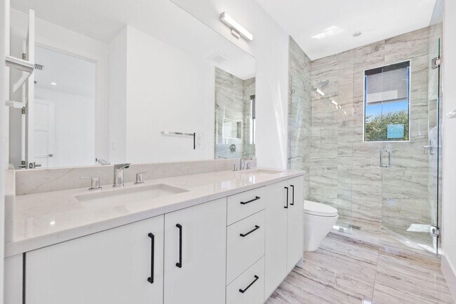 Building Photo - 655 Kingsbridge St
