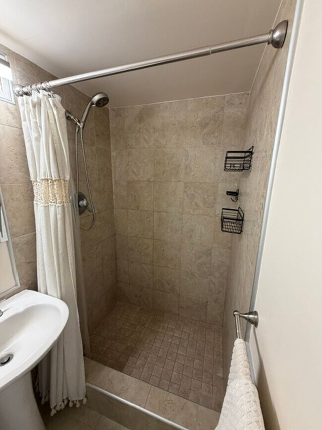 Building Photo - Bright Updated 1 bedroom with covered parking. ALL utilities included