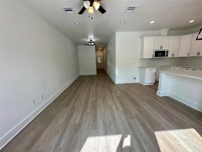 Building Photo - 243 Broadhurst Dr