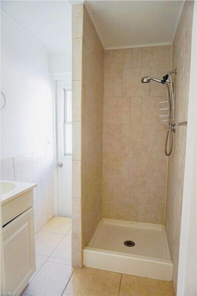 Building Photo - 6004 Deming Ave