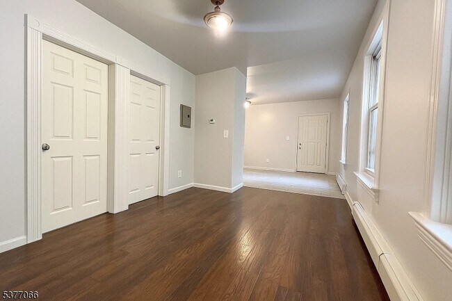 Building Photo - 732 S 15th St