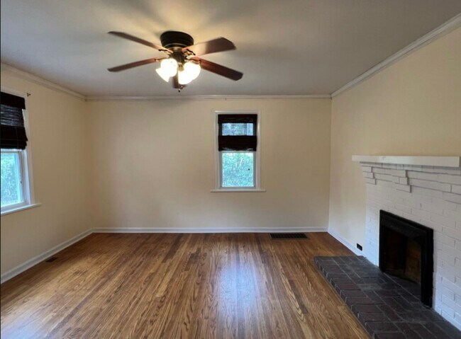 Building Photo - 2 BED 1 BATH WOODBINE COTTAGE