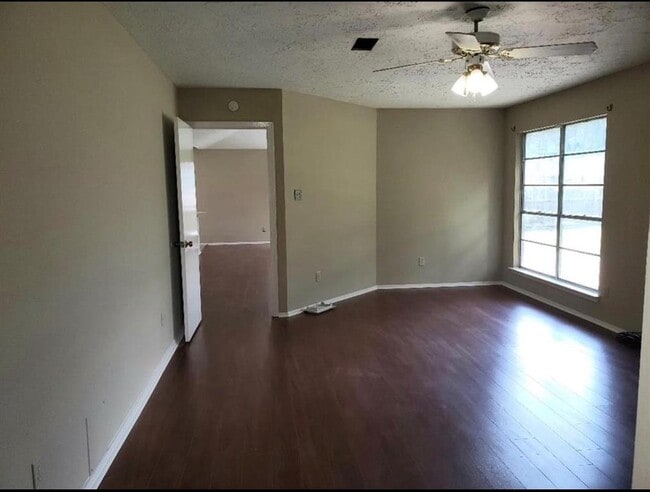 Building Photo - 13611 White Cliff Dr