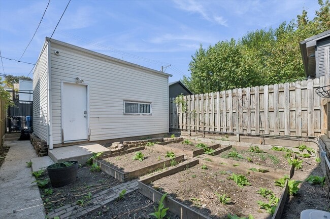 Building Photo - 1426 N Avers Ave