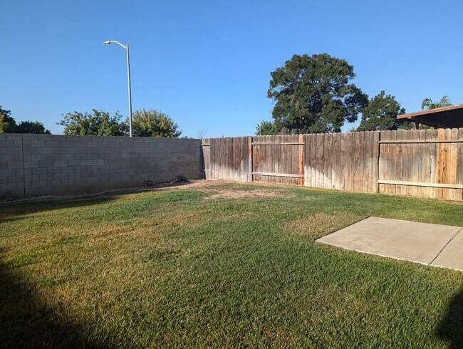 Building Photo - 3 Bedroom House