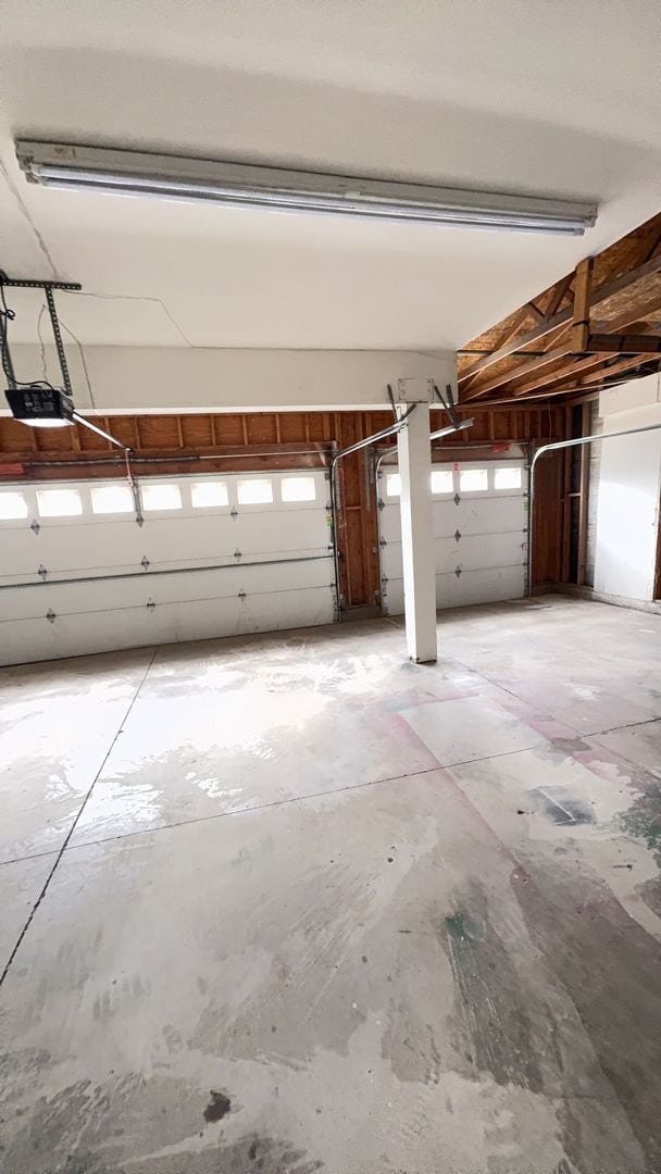 Building Photo - LARGE HOME WITH POOL! LOCATED CLOSE TO HWY...