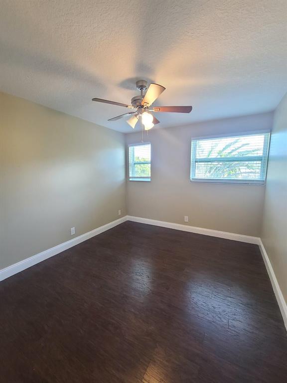 Building Photo - 3201 Bayview Dr