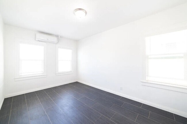 Building Photo - Bright and airy 2-bedroom 2-bath in Mid- City