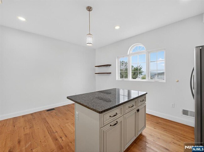 Building Photo - 524 Harrison Ave