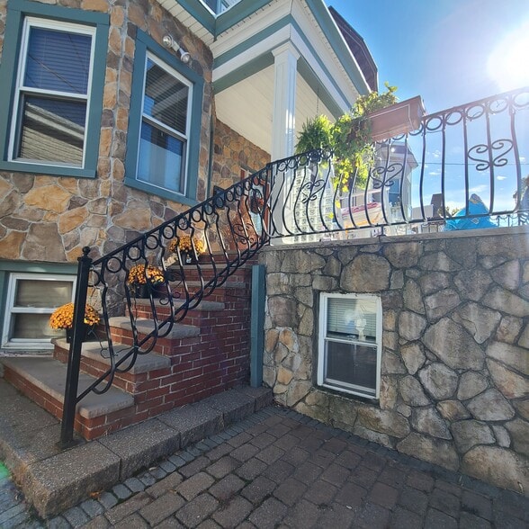 Building Photo - 166 Huber St