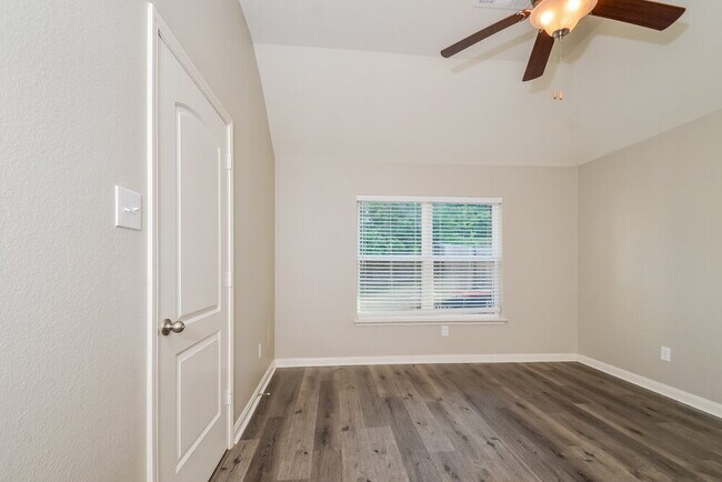 Building Photo - 2220 Mulberry Dr