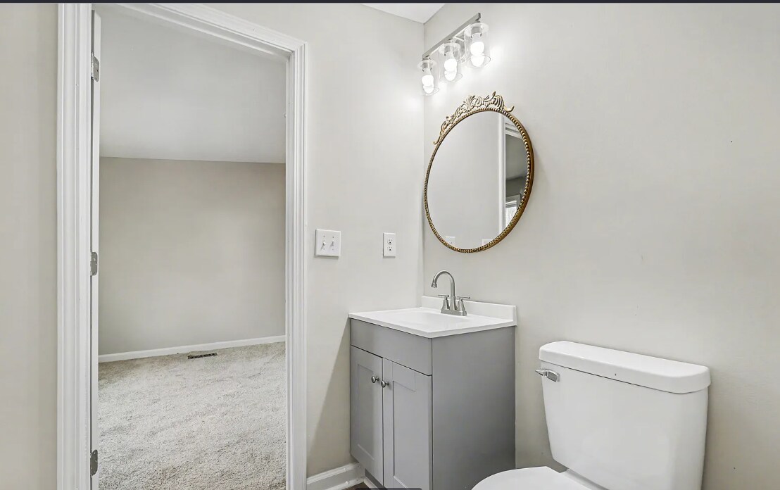 Building Photo - 5050 Park Creek Dr