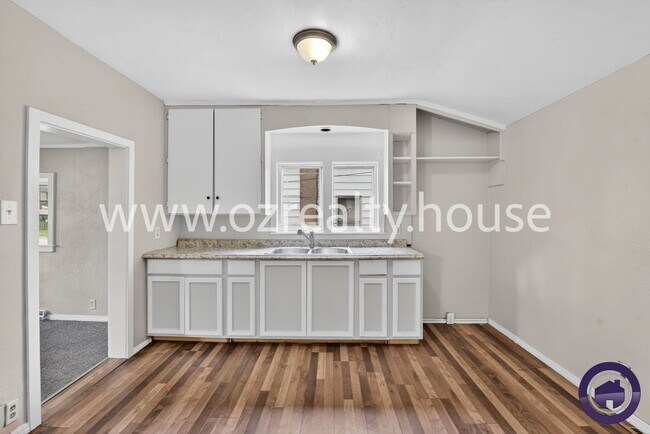 Building Photo - 564 Williamsville Ave
