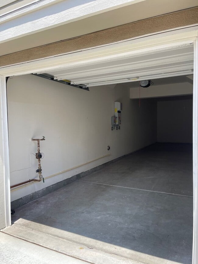 Building Photo - Modern 2-Bedroom Condo with Solar in the H...