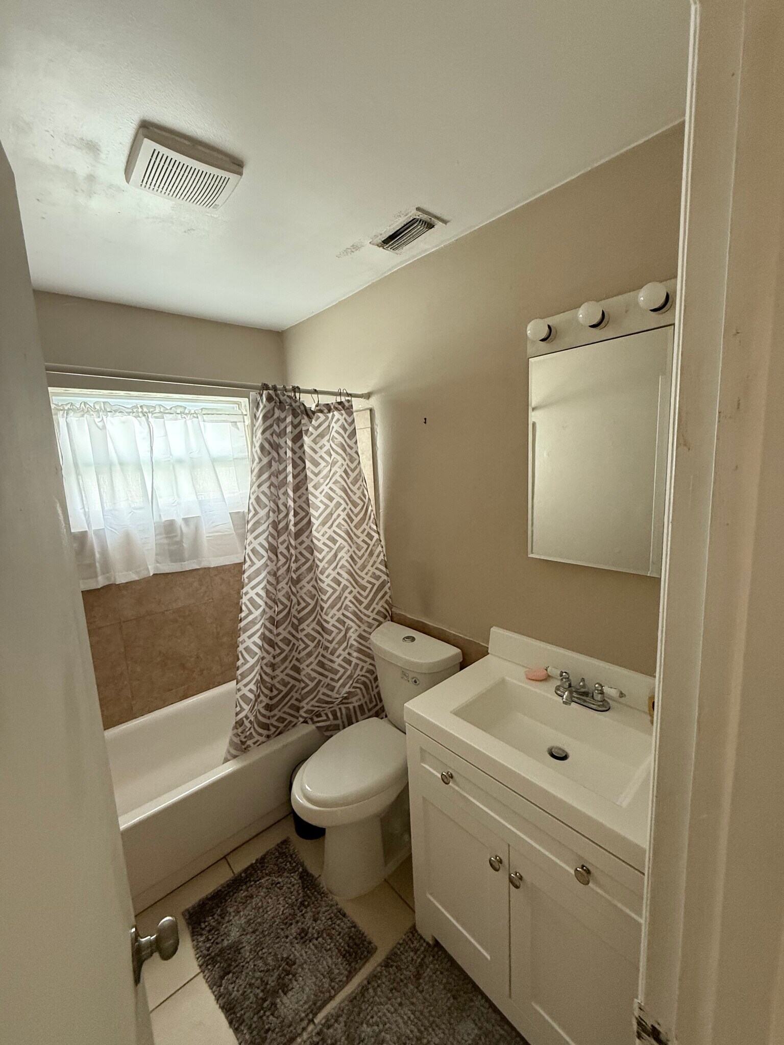 Building Photo - 5860 Mattox St